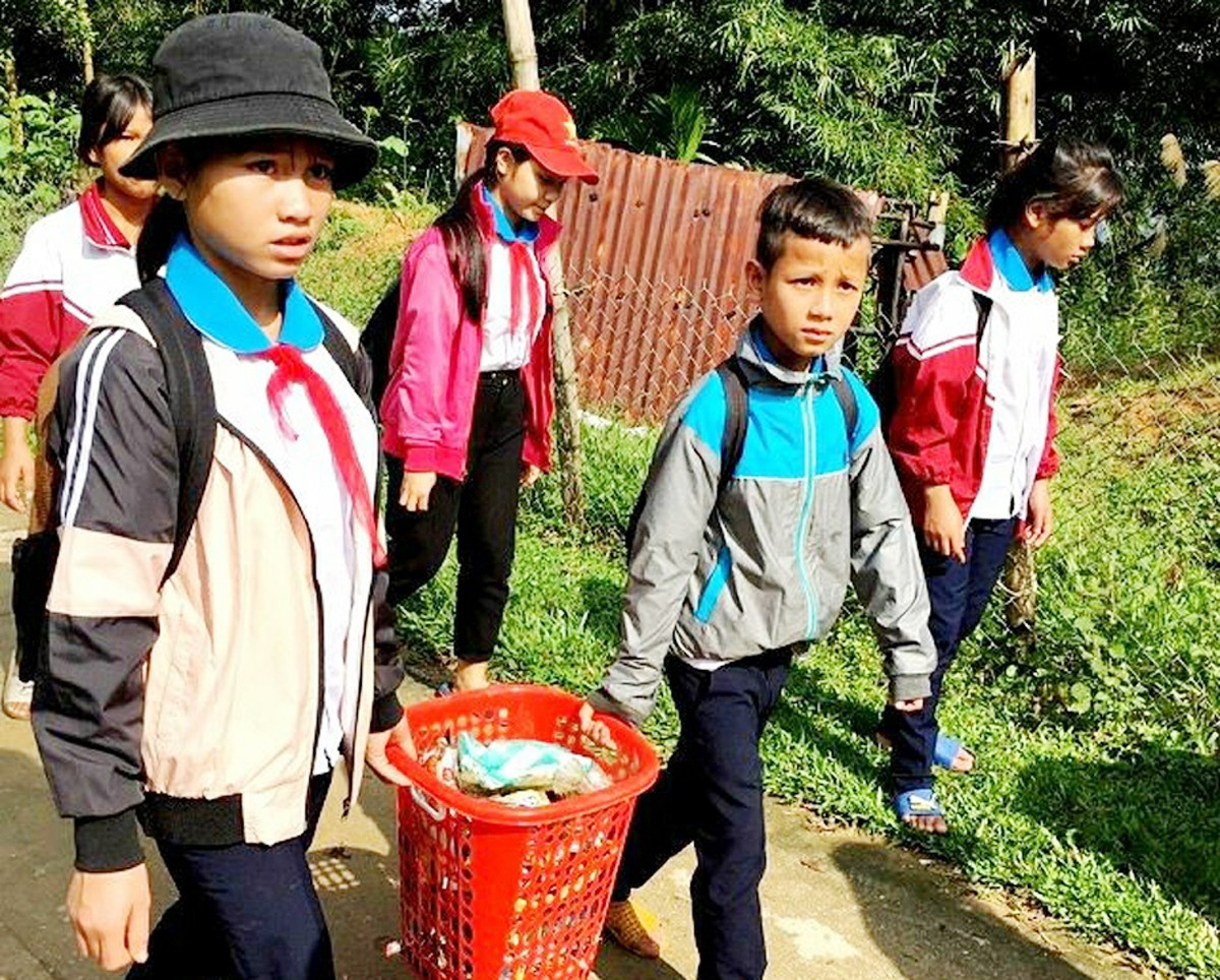 Học sinh tham gia thu gom rác, vệ sinh môi trường. Ảnh: L.N