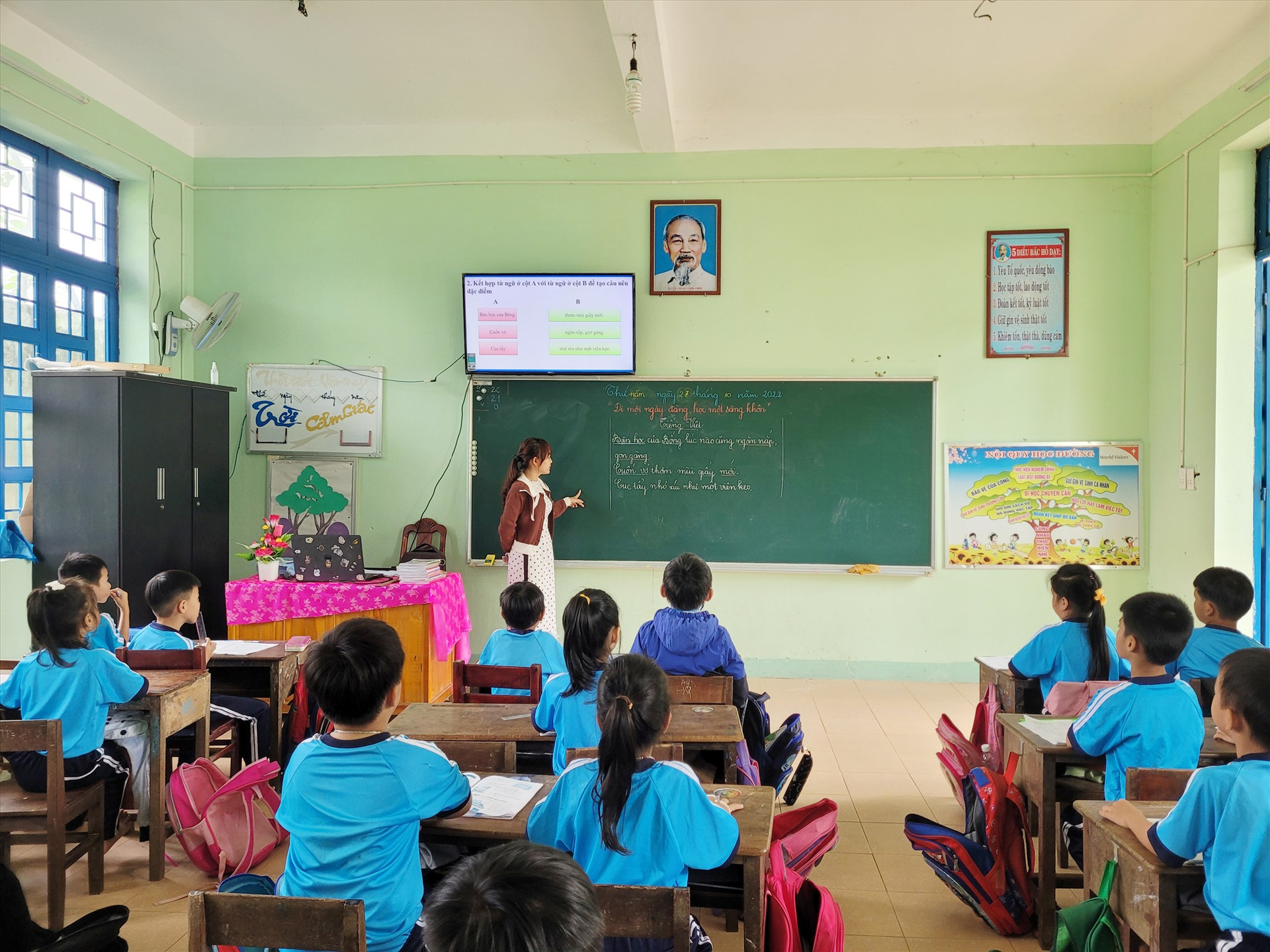 Thực hiện mô hình “Lớp em treo ảnh Bác Hồ” tại Trường Tiểu học Phạm Phú Thứ (xã Sơn Viên). Ảnh: T.T