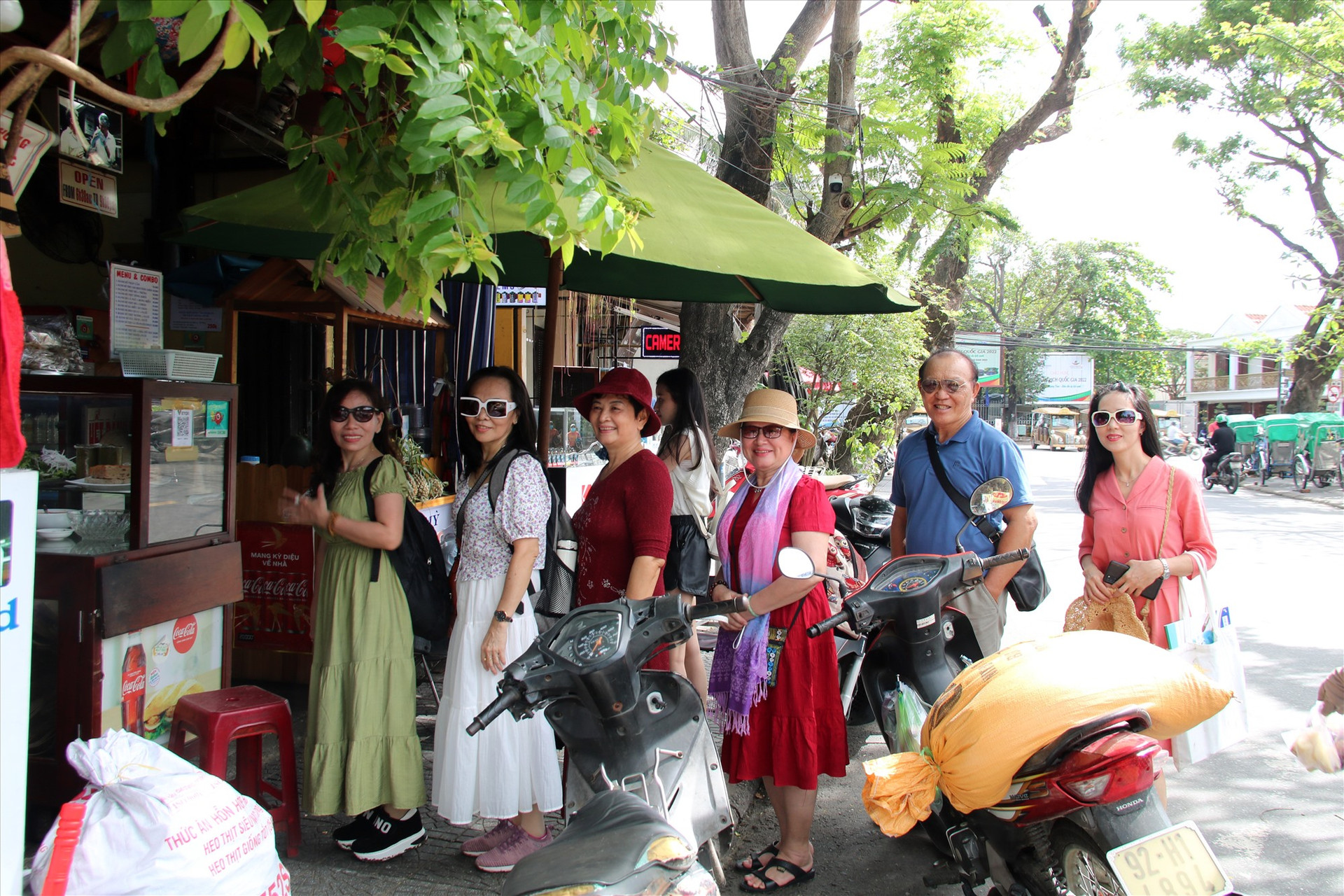 Nhiều quán ngon nằm trên đường Phan Châu Trinh (TP.Hội An). Trong ảnh: Khách xếp hàng mua bánh mì Phượng.