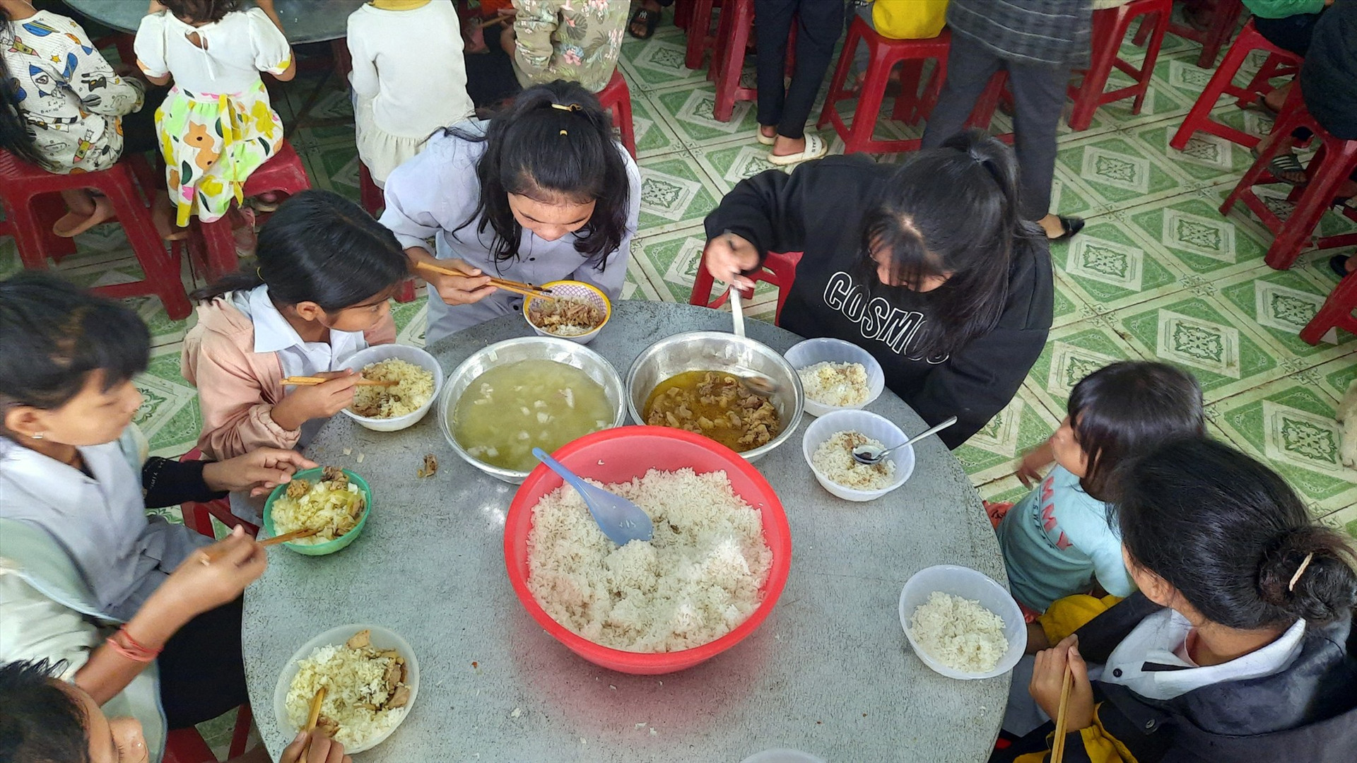 Bữa ăn của những học sinh vùng cao. Ảnh: N.D