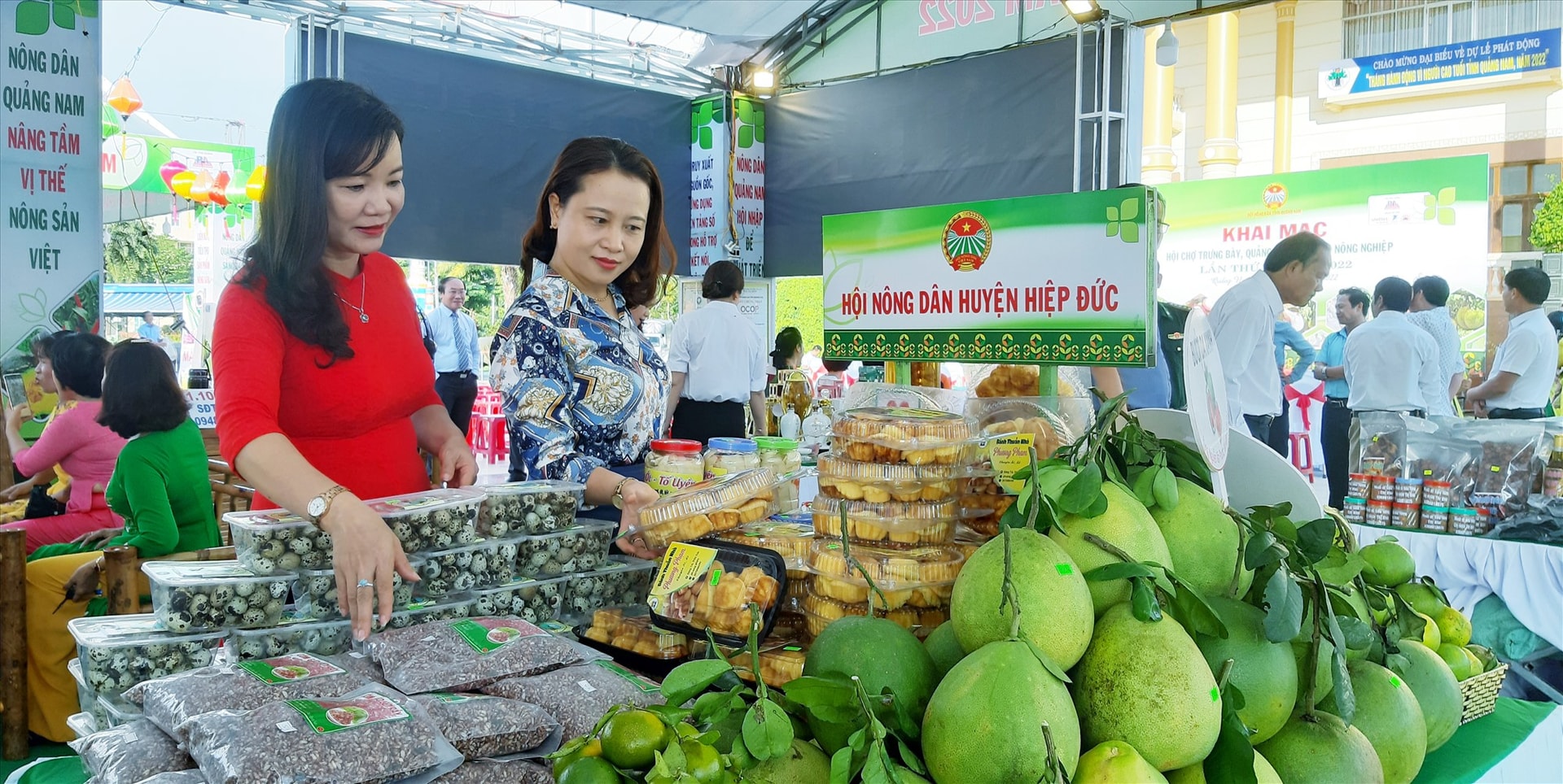 Thời gian qua, ngành liên quan và chính quyền các địa phương tích cực hỗ trợ những chủ thể OCOP quảng bá, giới thiệu, kết nối đối tác tiêu thụ sản phẩm. Ảnh: MAI NHI