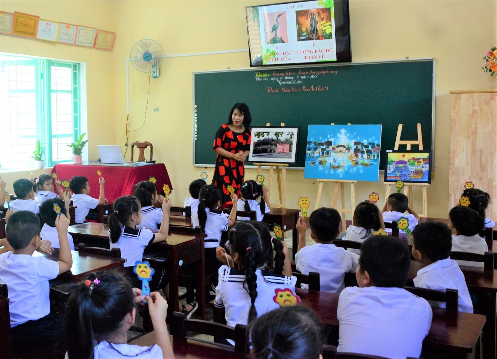 Bộ tài liệu “Giáo dục di sản trong học đường” tại Hội An giúp nâng cao hiểu biết và tình yêu với di sản. Ảnh: Trung tâm QLBTDSVH Hội An