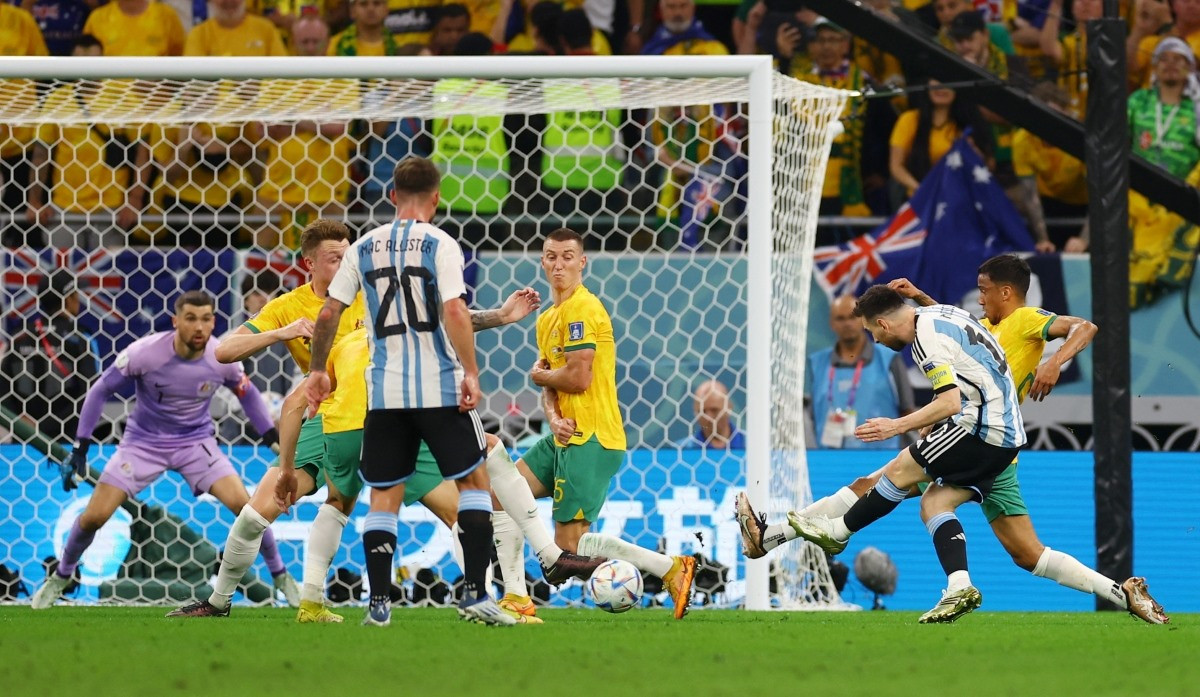 Lionel Messi đặt lòng hiểm hóc về góc xa, hạ gục thủ môn Matt Ryan. (Ảnh: Reuters)