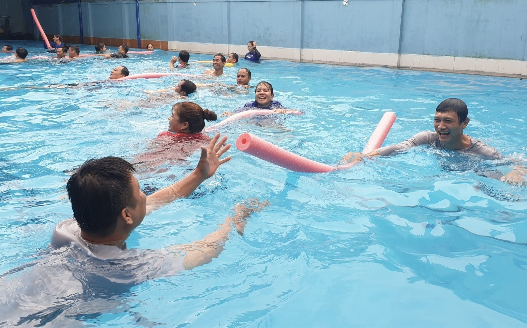 Các học viên được thực hành các kỹ năng bơi theo hướng dẫn. Ảnh TV