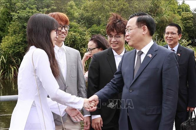 Chủ tịch Quốc hội Vương Đình Huệ với sinh viên Việt Nam đang theo học tại Đại học Waikato. Ảnh: TTXVN
