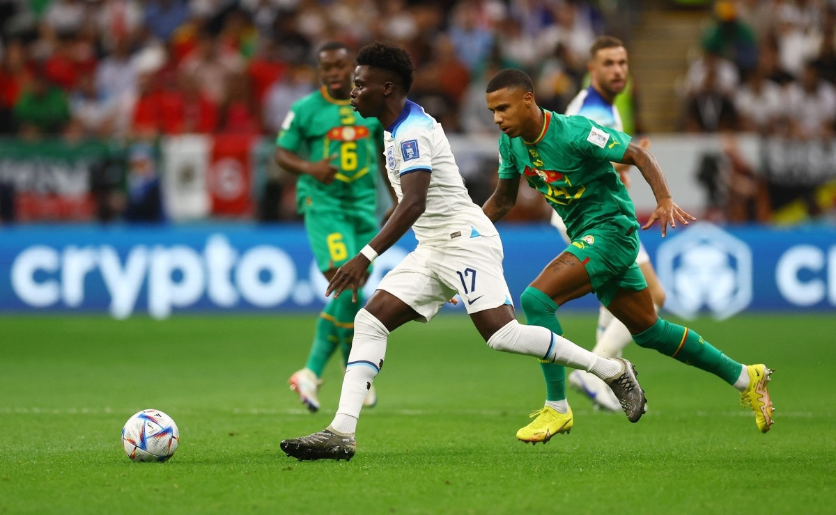 Anh và Senegal đang chơi đôi công quyết liệt ngay sau tiếng còi khai cuộc. (Ảnh: Reuters).