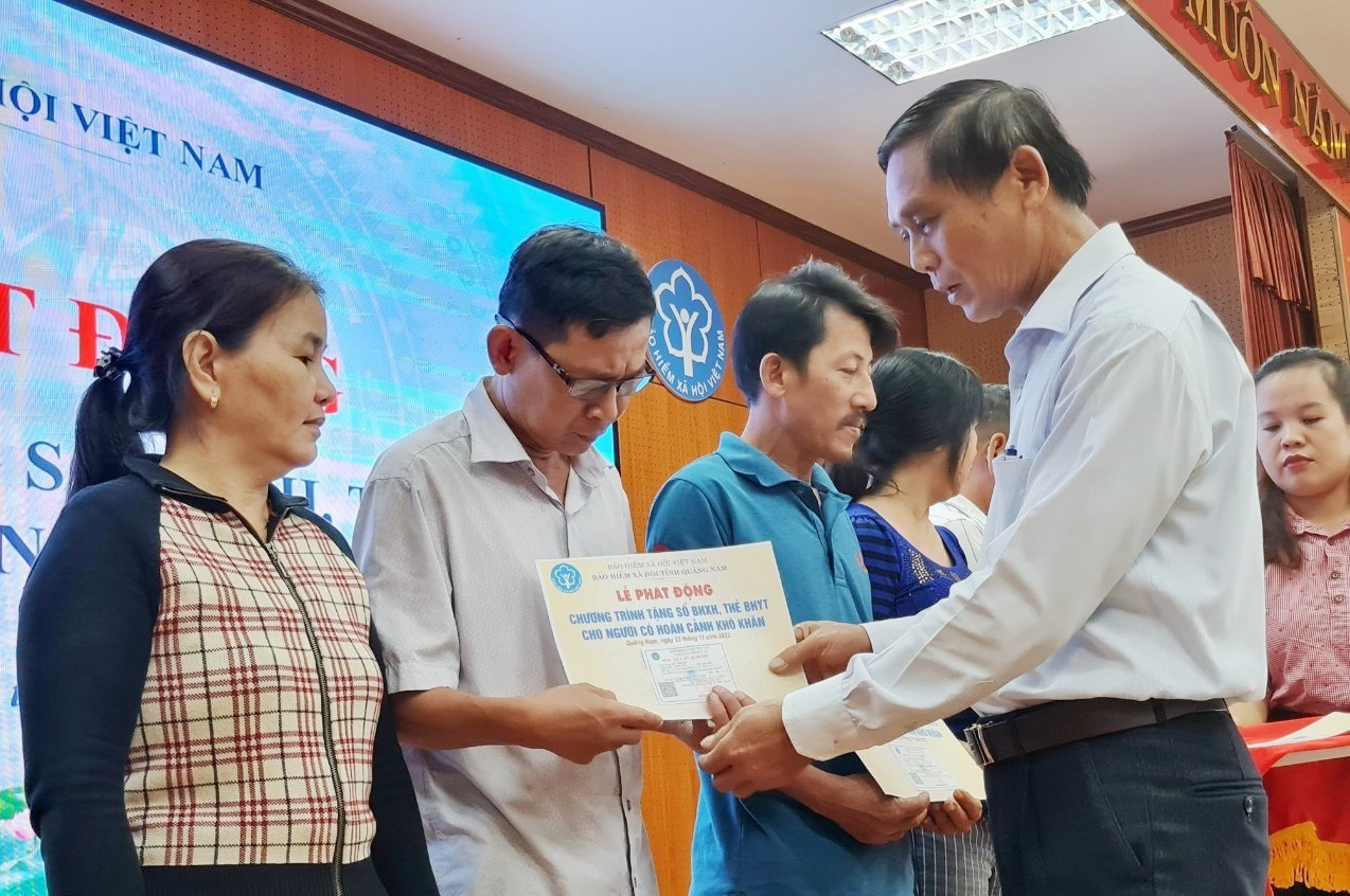 Bảo hiểm xã hội tỉnh tặng thẻ bảo hiểm y tế cho người dân khó khăn trong lễ phát động chương trình giữa tháng 11/2022 của Bảo hiểm xã hội Việt Nam. Ảnh: D.L