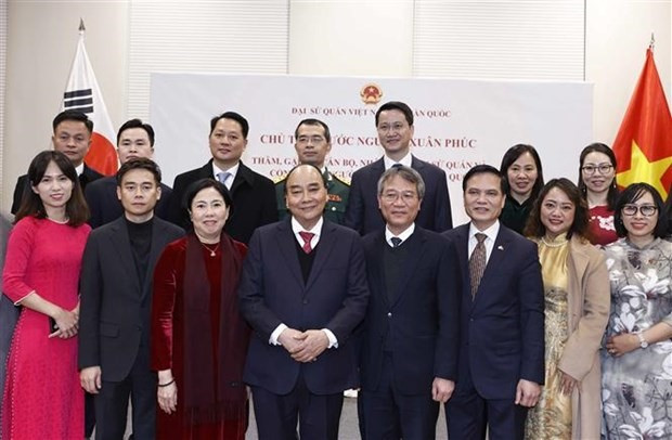 Chủ tịch nước Nguyễn Xuân Phúc với cán bộ nhân viên Đại sứ quán và đại diện cộng đồng người Việt Nam tại Hàn Quốc. (Ảnh: Thống Nhất/TTXVN)