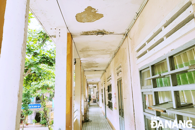 Trần mái hiên của Trường Tiểu học Hoàng Dư Khương (quận Cẩm Lệ) bị thấm dột, ảnh hưởng việc dạy và học của giáo viên và học sinh. Ảnh: NGỌC HÀ