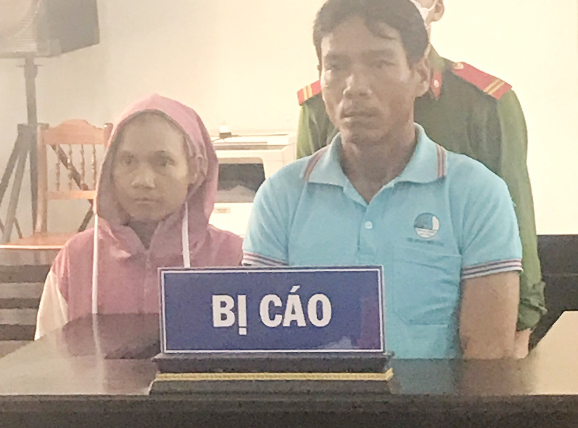 Bị cáo Nguyễn Thị Hằng (trái) đứng không vững, tóc rụng hết và xin được ngồi khi được xét hỏi tại phiên tòa. Ảnh: B.N
