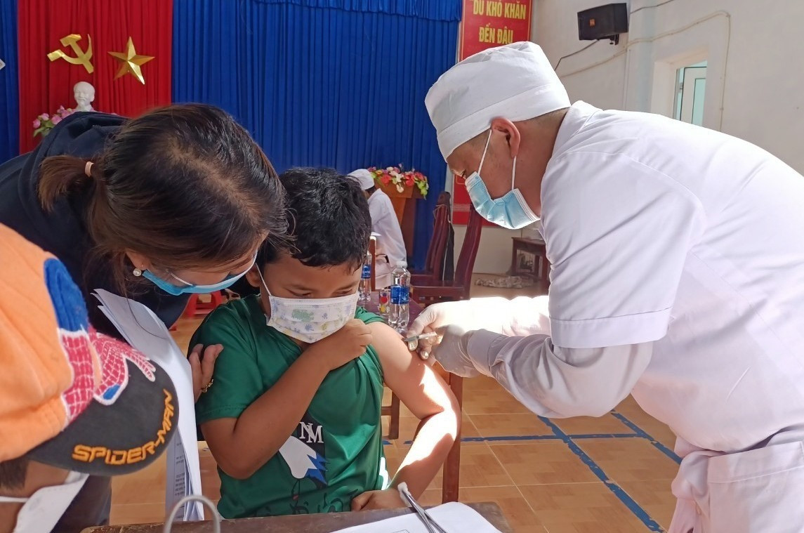 gành y tế Tây Giang đến tận thôn để tuyên truyền và tiêm vắc xin cho người dân. Ảnh: ĐH