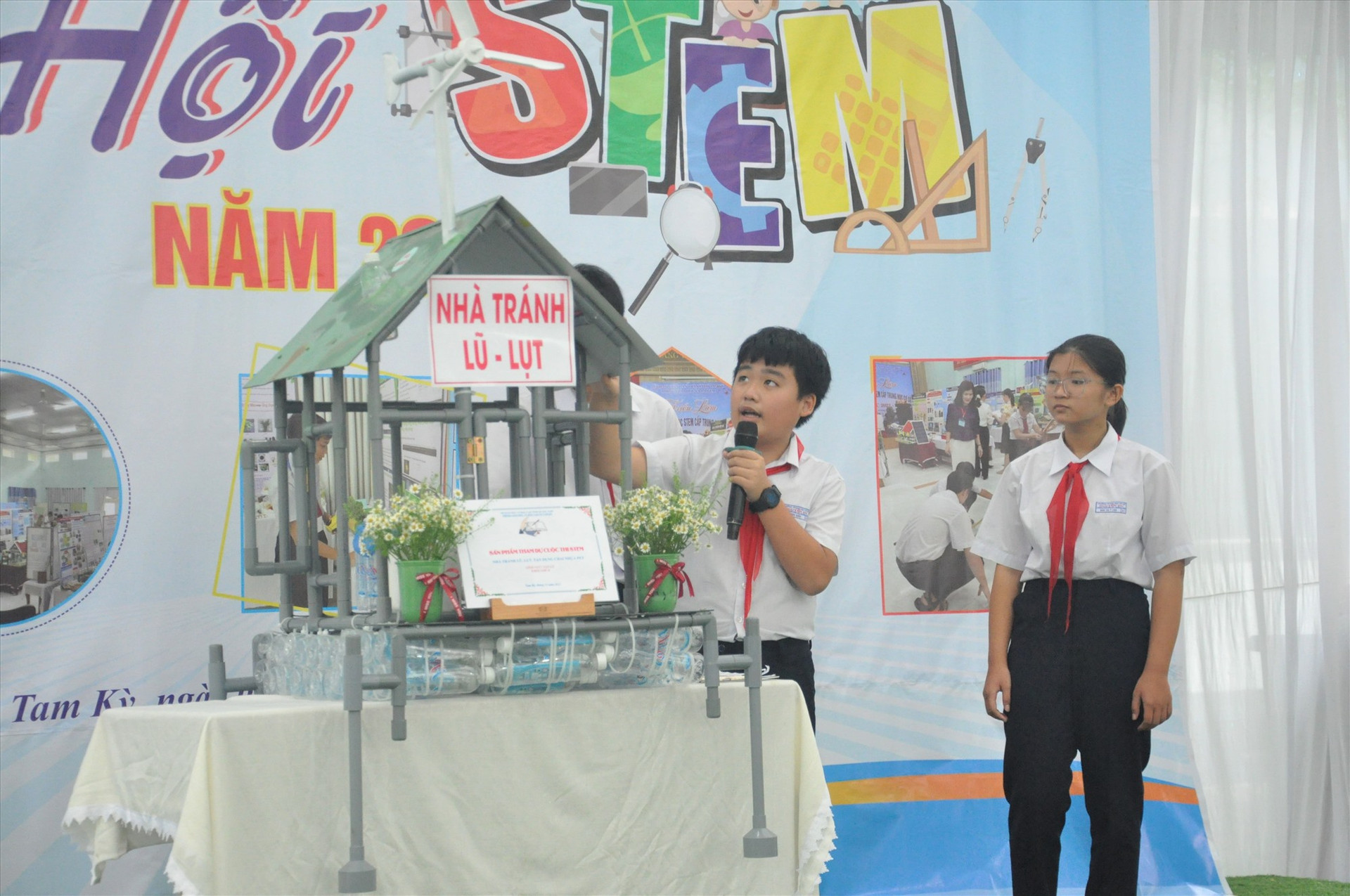 Học sinh Trường THCS Nguyễn Du trình bày đề tài Nhà tránh lũ lụt. Ảnh: X.P