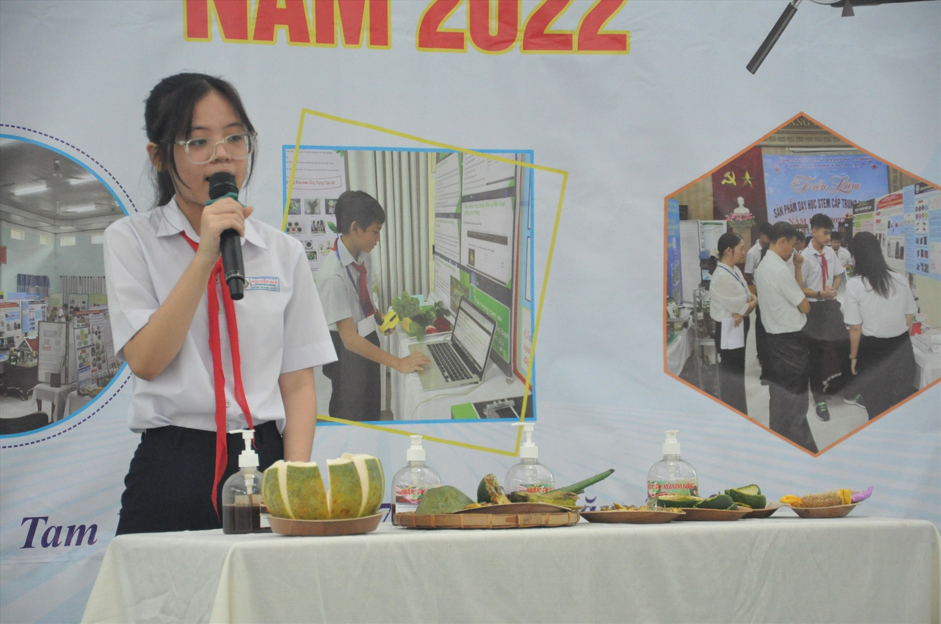 Học sinh Trường THCS Nguyễn Huệ trình bày đề tài Sản xuất nước tẩy rửa đa năng từ một số rác thải sinh hoạt. Ảnh: X.P