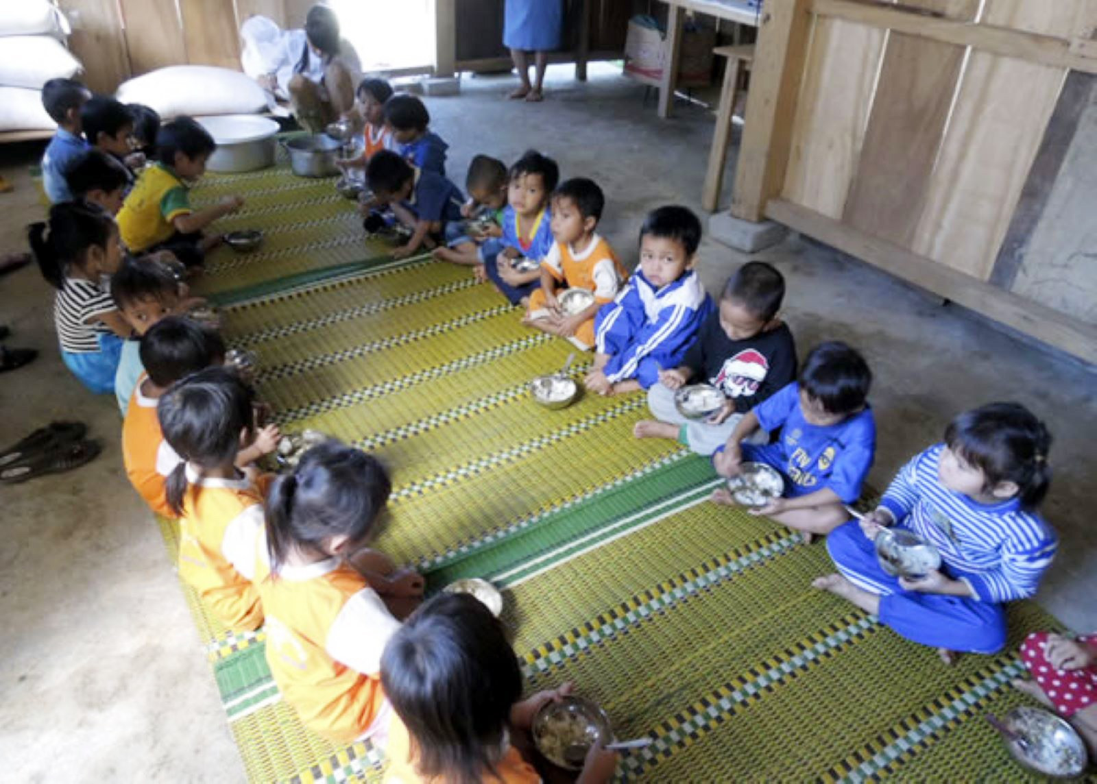 Nhiều phòng ăn cho học sinh mẫu giáo ở huyện Nam Trà My còn tạm bợ.