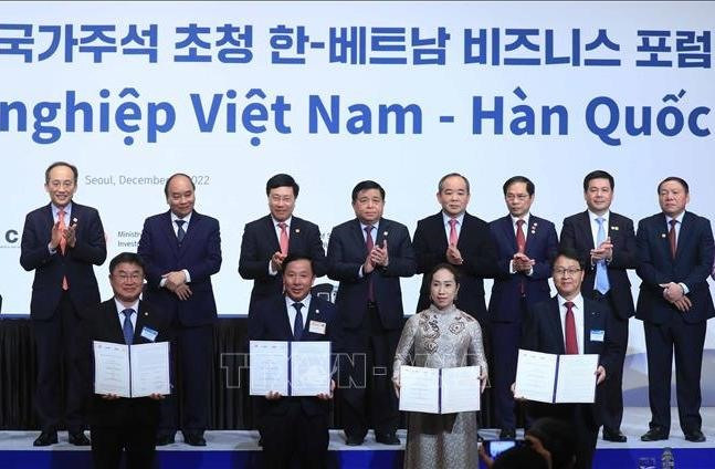 hủ tịch nước Nguyễn Xuân Phúc và Phó Thủ tướng Hàn Quốc Choo Kyung-ho chứng kiến lễ trao biên bản hợp tác giữa các doanh nghiệp hai nước
