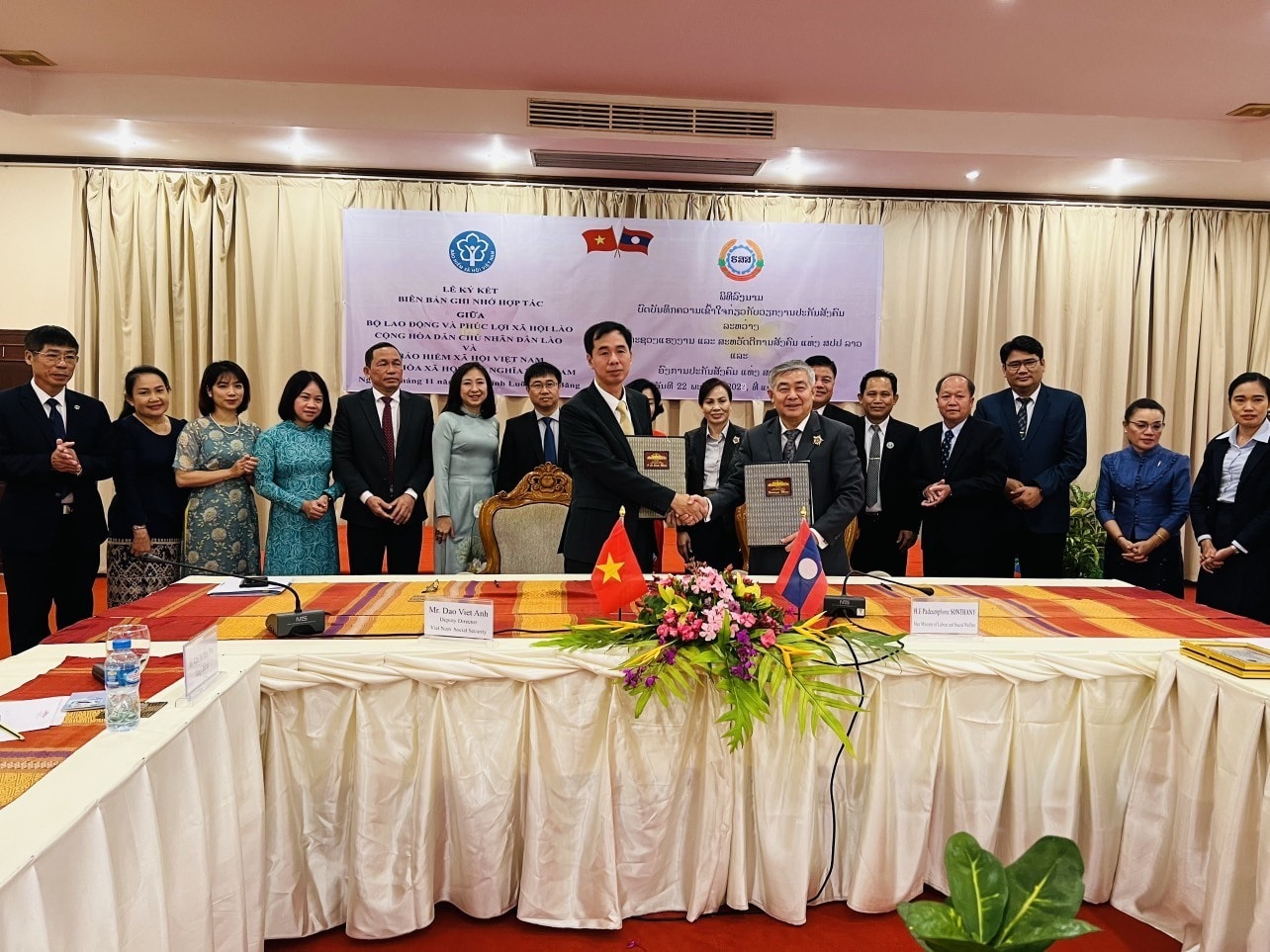 Signing ceremony of an MoU on cooperation between Laos MOLSW and Vietnam Social Security