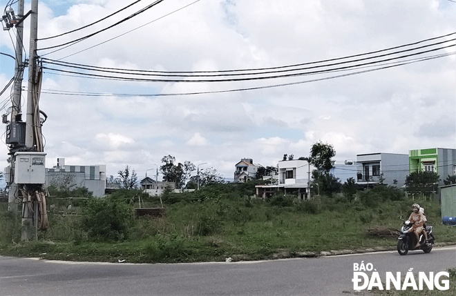 Người dân mong cơ quan chức năng sớm đầu tư, xây dựng công viên tại khu tái định cư Lệ Sơn Nam, xã Hòa Tiến. Ảnh: Đắc Mạnh