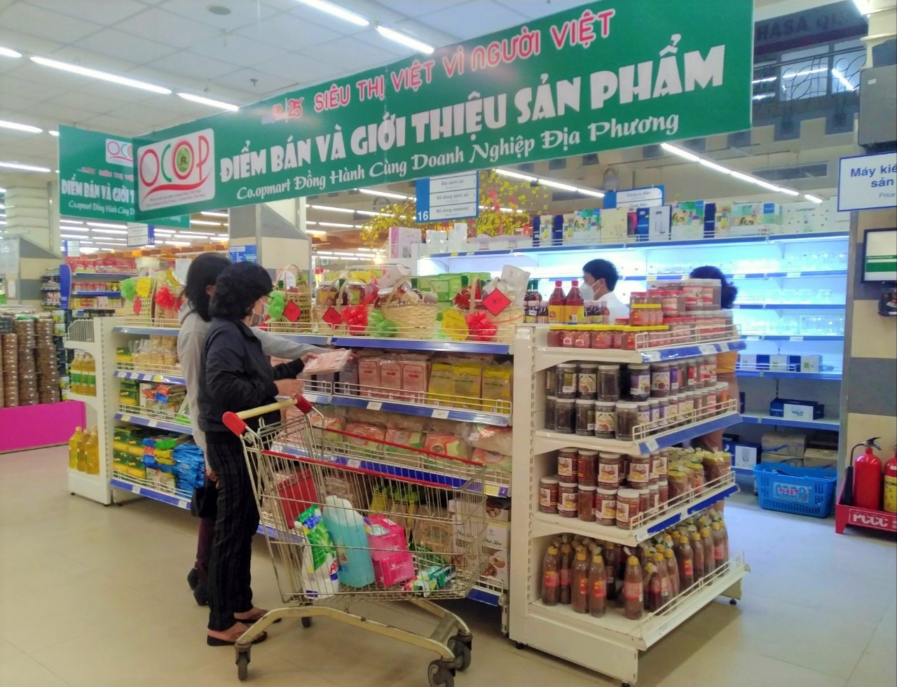 Siêu thị Co.opMart Tam Kỳ bố trí riêng gian hàng Việt và gian hàng OCOP Quảng Nam. Ảnh: T.S