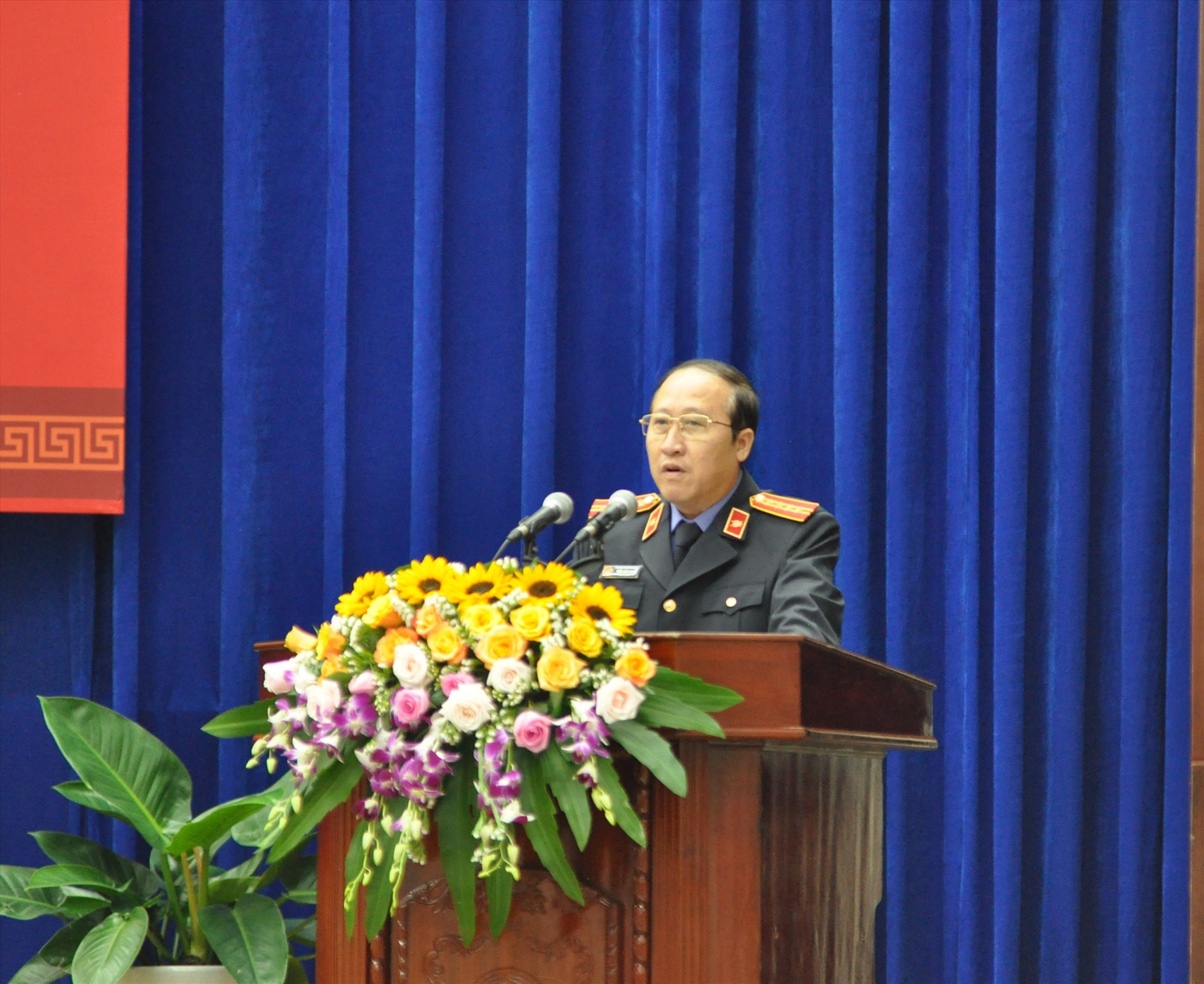 Ông Trần Hoài Nam - Viện trưởng Viện Kiểm sát nhân dân tỉnh báo cáo tình hình công tác năm 2022 của Viện Kiểm sát nhân dân tỉnh. Ảnh: P.Đ