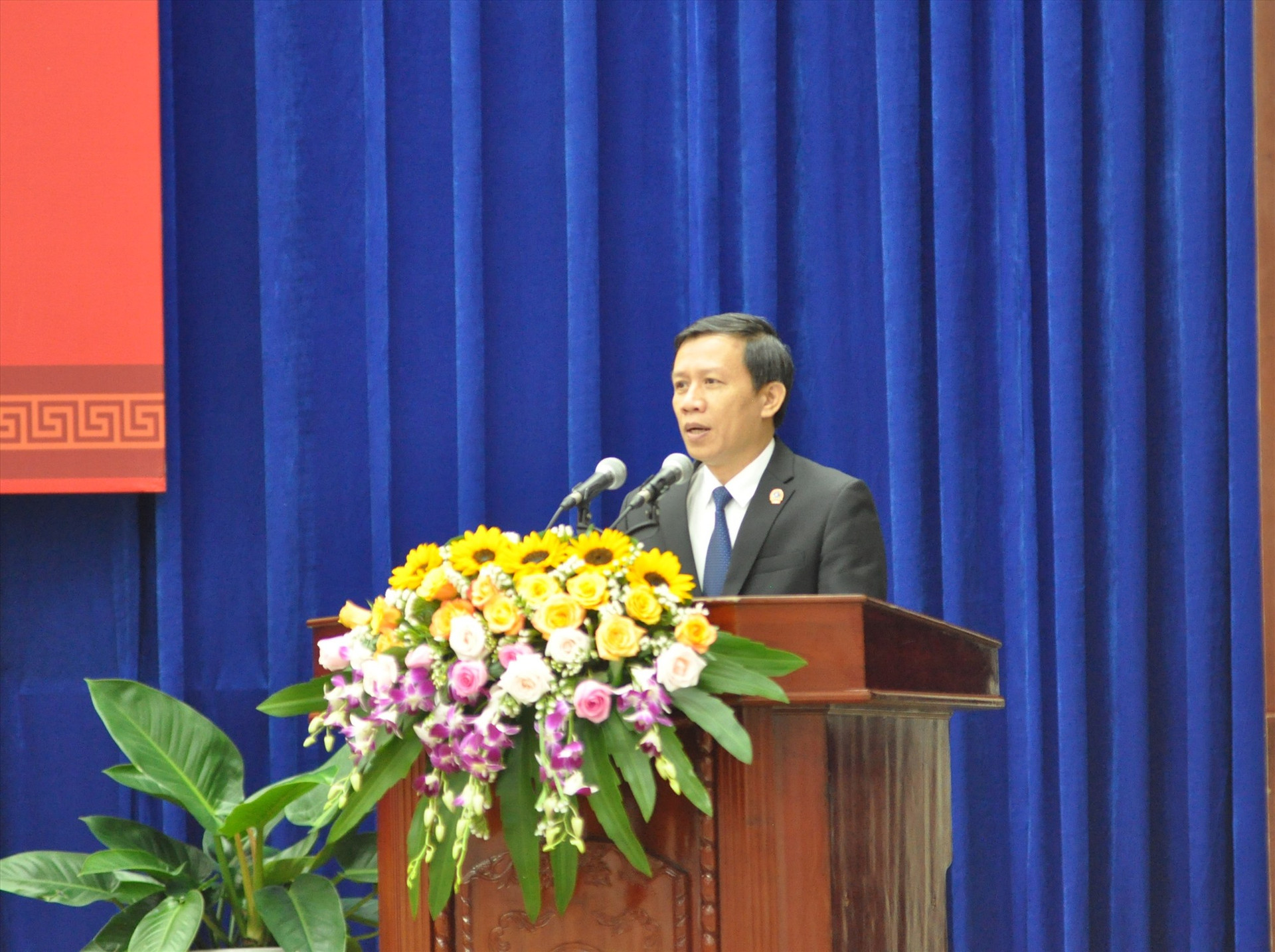 Chánh án TAND tỉnh Đặng Quốc Lộc báo cáo tình hình công tác năm 2022 của TAND tỉnh. Ảnh: P.Đ