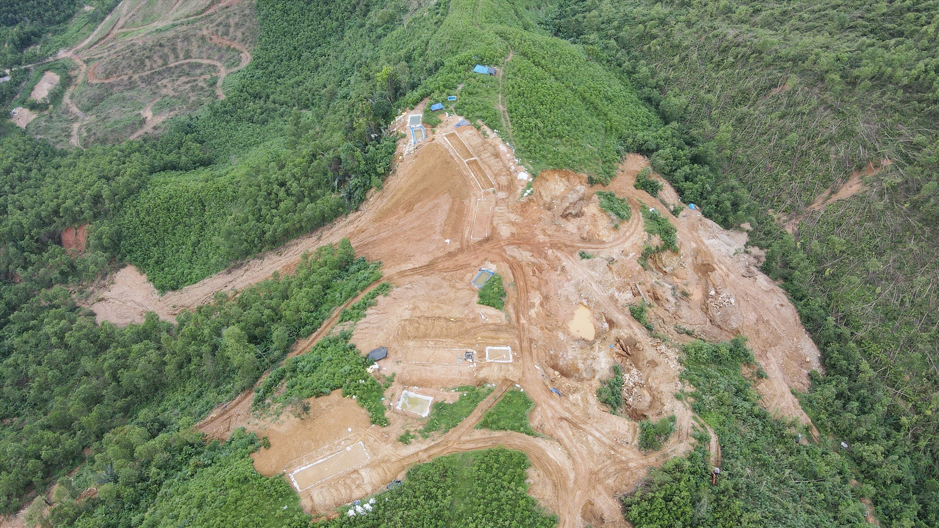Hiện trường khai thác vàng trái phép tại khu vực Thác Trắng (Bồng Miêu, xã Tam Lãnh, Phú Ninh) gây bức xúc dư luận trong những ngày vừa qua. Ảnh: P.V