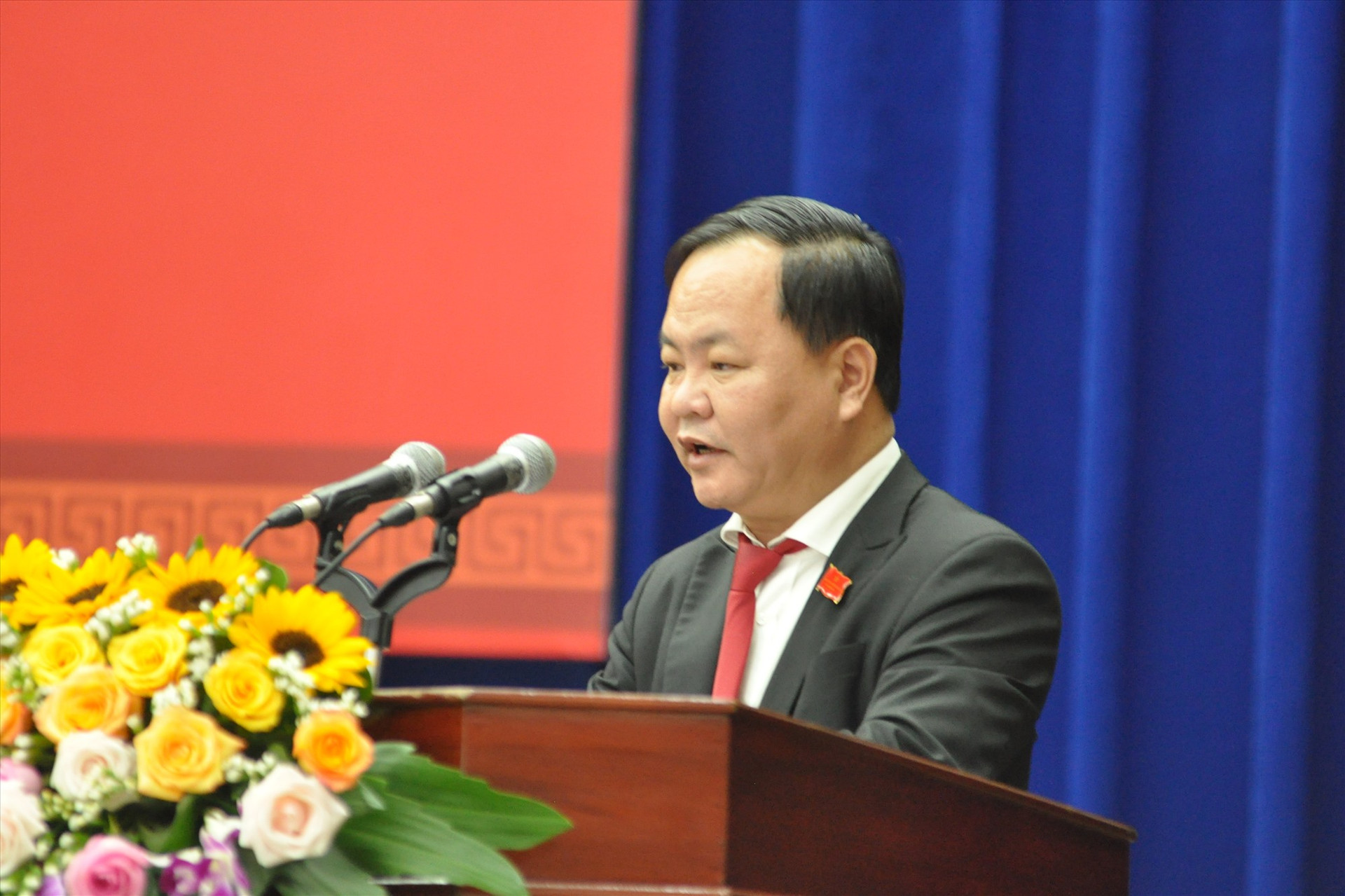 Phó Chủ tịch UBND tỉnh Nguyễn Hồng Quang trình bày báo cáo trả lời kiến nghị của cử tri sau Kỳ họp thứ 9, HĐND tỉnh (khóa X) tại Kỳ họp thứ 12 diễn ra sáng nay 7/12. Ảnh: P.Đ