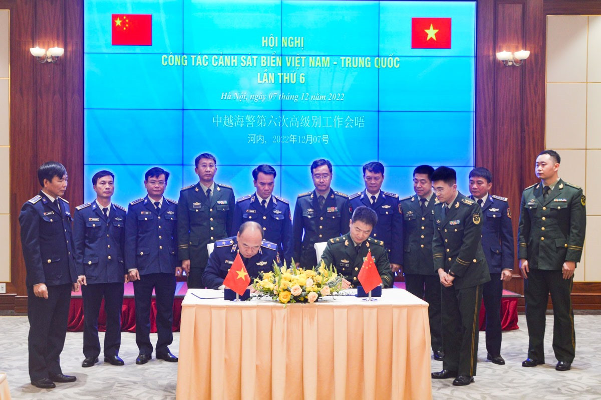 Đại diện Cảnh sát biển Việt Nam - Trung Quốc ký biên bản làm việc tại hội nghị. Ảnh: N.T