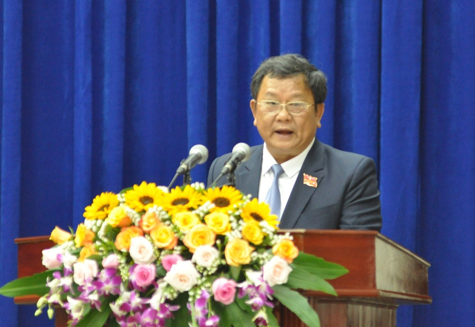 Ông Nguyễn Đức - Trưởng Ban Kinh tế - Ngân sách HĐND tỉnh trình bày báo cáo thẩm tra. Ảnh: P.Đ