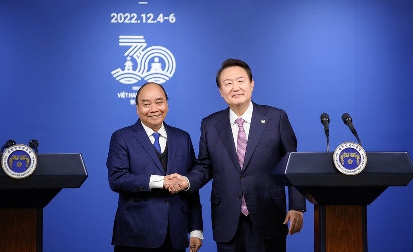 Chủ tịch nước Nguyễn Xuân Phúc và Tổng thống Yoon Suk-yeol trong buổi họp báo ở Seoul chiều 5/12.
