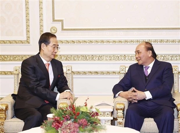 President Nguyen Xuan Phuc (R) and Prime Minister of the Republic of Korea Han Duck-soo (Photo: VNA)
