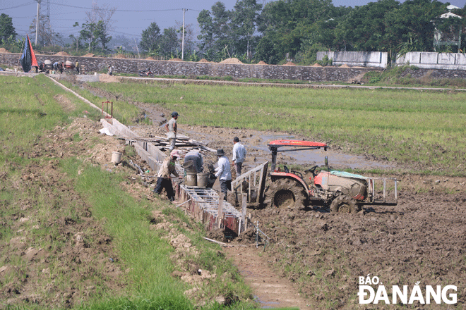 Công tác duy tu, sửa chữa và nạo vét kênh mương đang được các đơn vị, địa phương triển khai để kịp thời sản xuất vụ đông xuân 2022-2023. Ảnh: VĂN HOÀNG