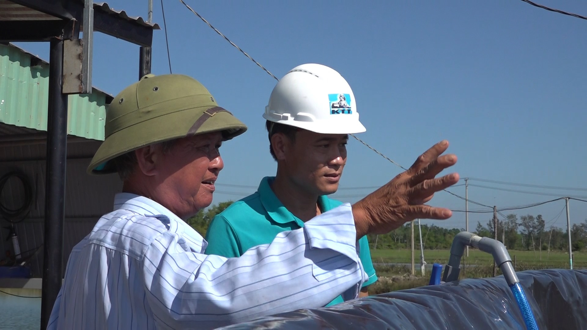 Ông Nguyễn Tấn Báu (bên trái) chọn loại hồ nuôi tôm bằng nhựa vì tối ưu chi phí, tính cơ động cao và sau khi không sử dụng sẽ được phía Công ty Kim Tự Tháp thu đổi để tái chế thay cho việc thải bỏ vào môi trường. Ảnh: H.Đ