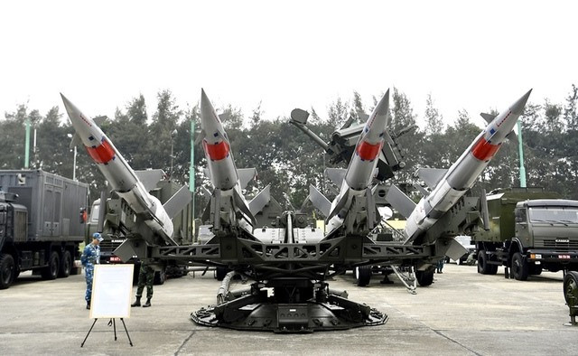 Các phương tiện chiến đấu, giải pháp công nghệ, vũ khí trưng bày tại không gian ngoài trời - Ảnh: VGP/Nhật Nam