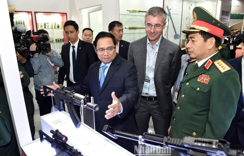 Thủ tướng Phạm Minh Chính cùng các đại biểu tham quan triển lãm. (Ảnh: THÀNH ĐẠT)