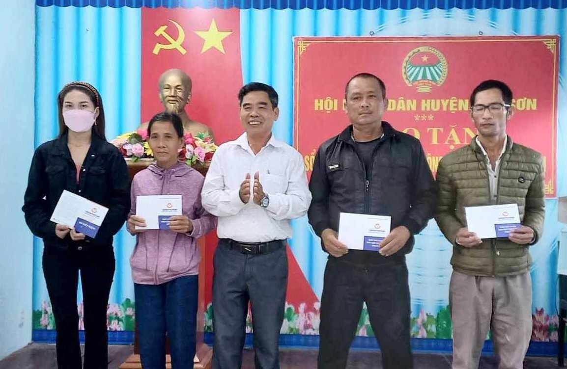 Hội Nông dân huyện Quế Sơn trao tặng sổ tiết kiệm cho nông dân khó khăn. Ảnh DT