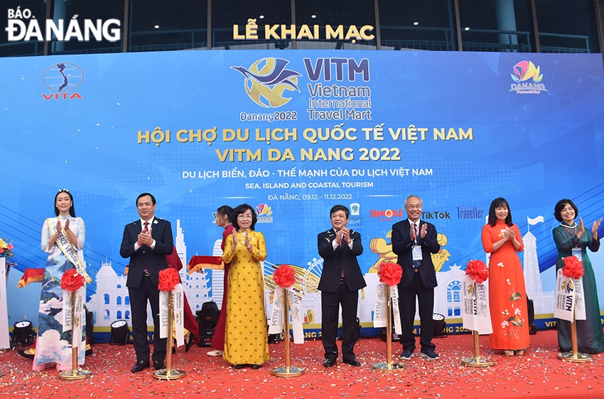Thứ trưởng Bộ Văn hóa Thể thao và Du lịch Đoàn Văn Việt, Tổng cục trưởng Tổng cục Du lịch Nguyễn Trùng Khánh; Phó Chủ tịch UBND thành phố Ngô Thị Kim Yến cùng các đại biểu cắt băng khai mạc hội chợ. Ảnh: THU HÀ