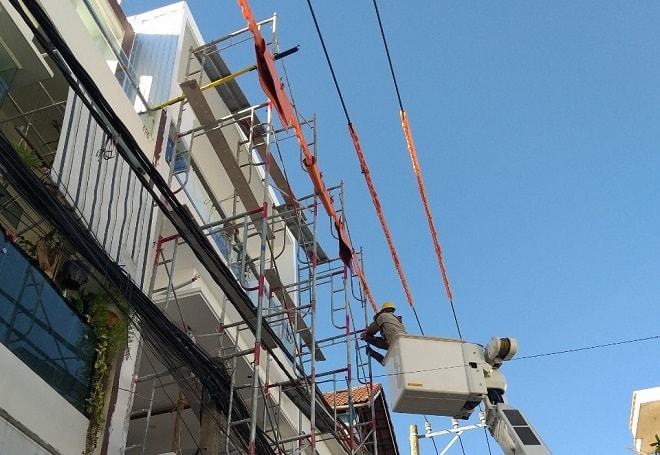Bọc cách điện an toàn để tháo dỡ giàn giáo.