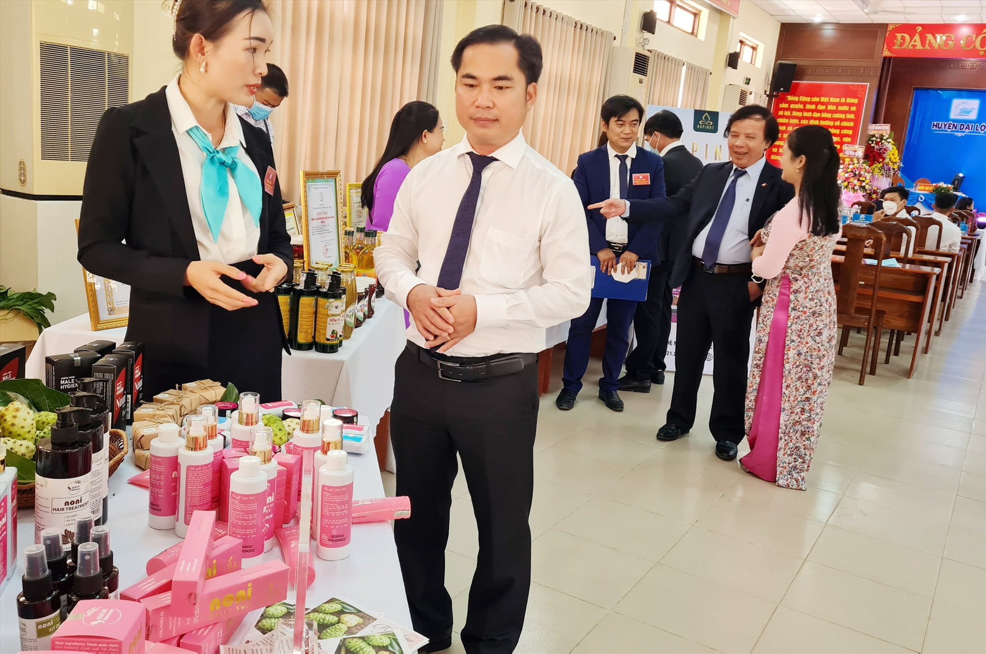 Nhiều sản phẩm tiểu thủ công nghiệp trên địa bàn Đại Lộc từng bước tiếp cận thị trường. Ảnh: H.LIÊN