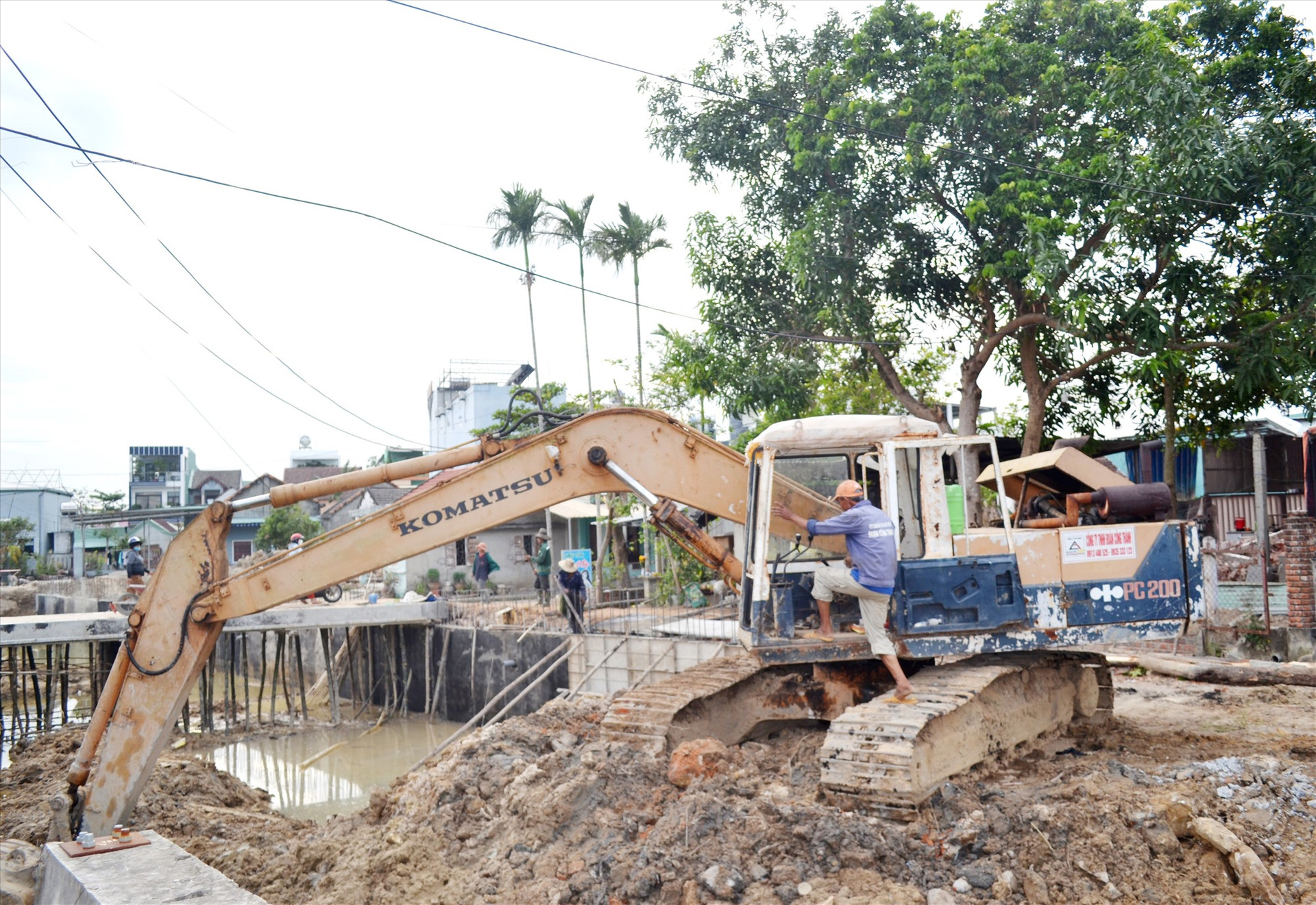 Huyện Thăng Bình quyết tâm thực hiện, hoàn thành các công trình và giải ngân 100% vốn đầu tư công trong tháng 12/2022. Trong ảnh: Thi công đường nội thị Lý Tự Trọng, thị trấn Hà Lam. Ảnh: VIỆT NGUYỄN