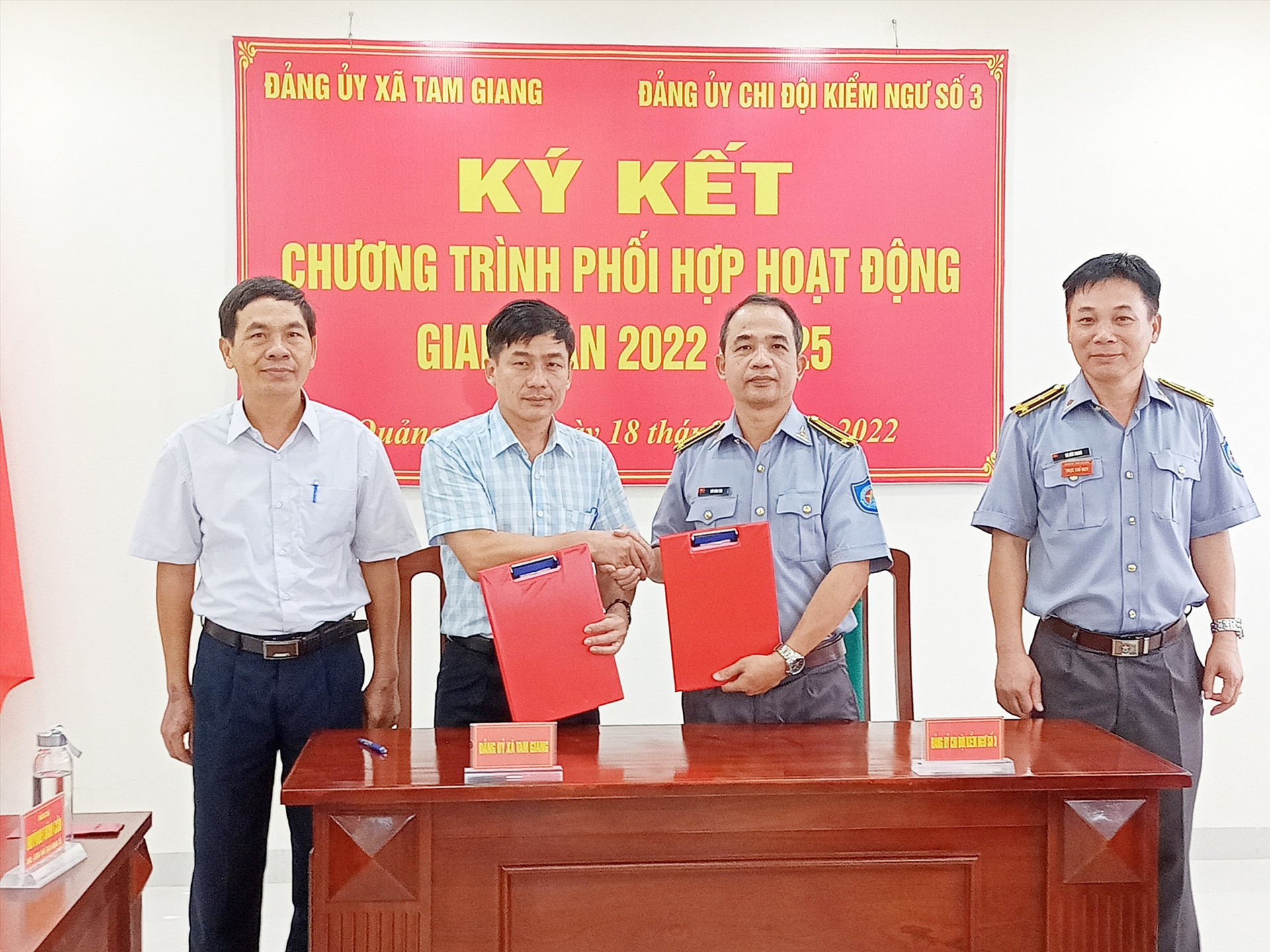 Chi đội Kiểm ngú số 3 và xã Tam Giang ký kết phối hợp hoạt động Ảnh Văn Phin
