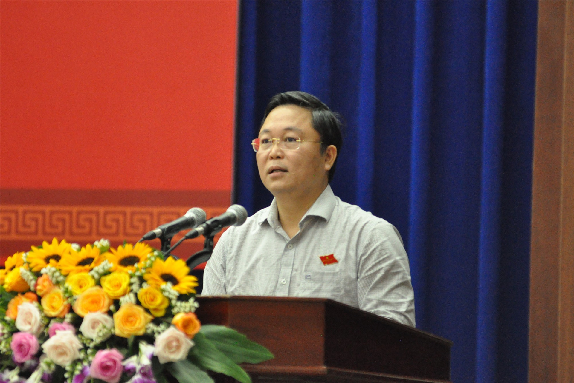 Chủ tịch UBND tỉnh Lê Trí Thanh phát biểu giải trình tại phiên chất vấn. Ảnh: P.Đ.D