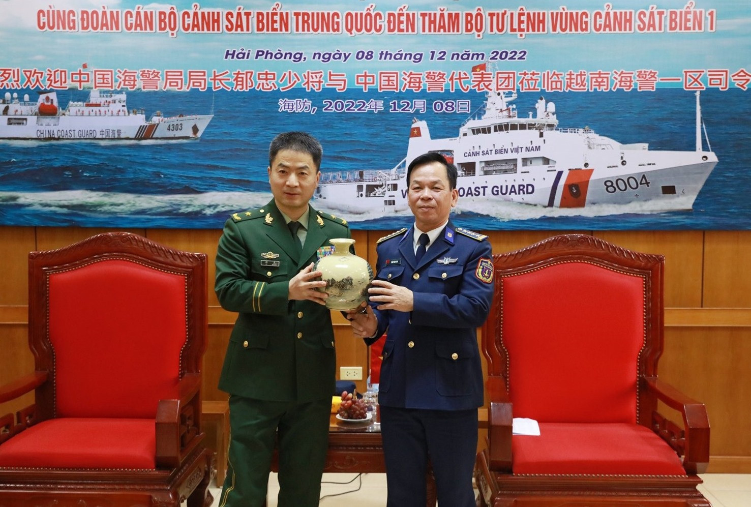 Đại tá Trần Văn Thơ tặng quà lưu niệm Thiếu tướng Uất Trung.