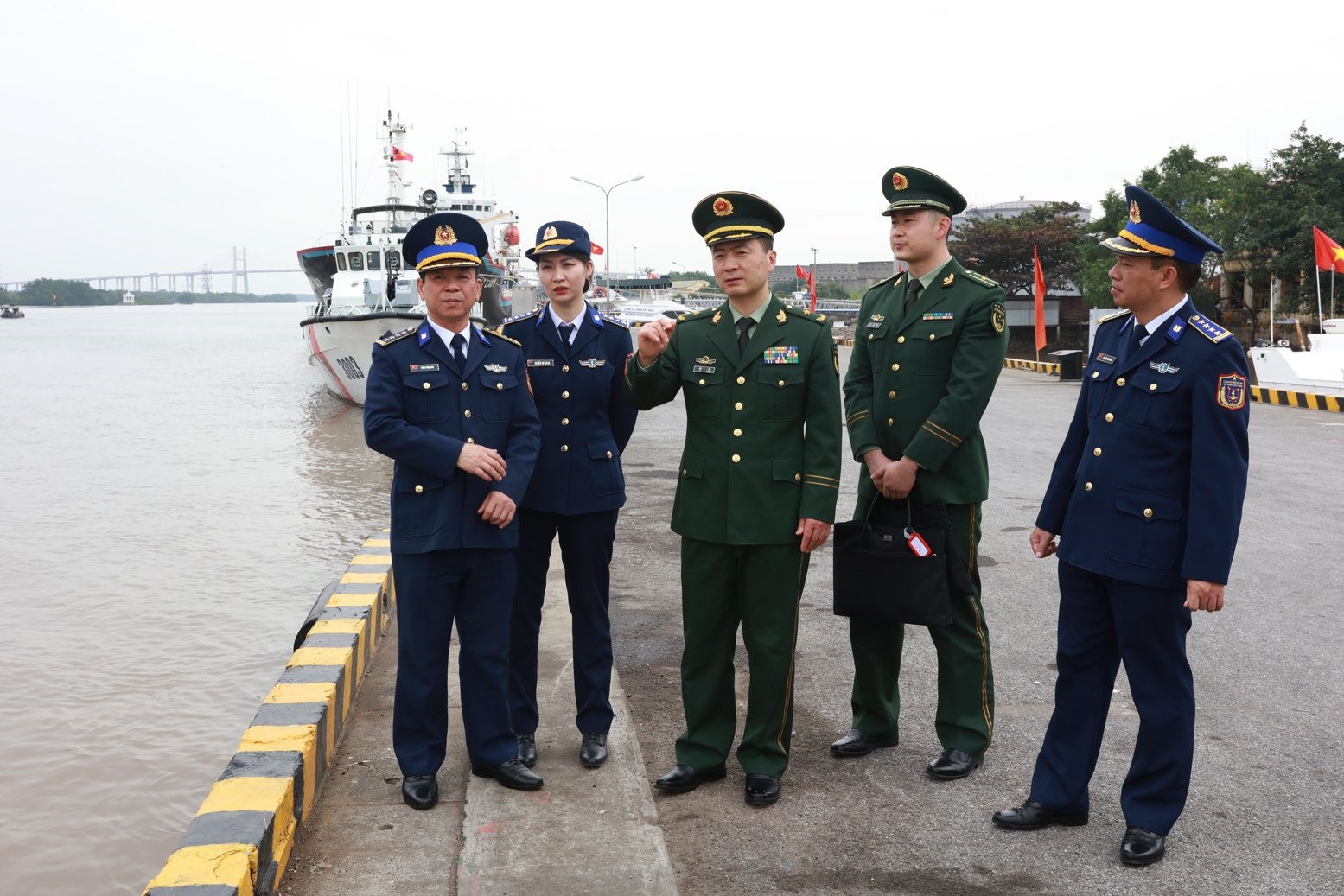 Đoàn công tác Cục Cảnh sát biển Trung Quốc thăm Bộ Tư lệnh Vùng Cảnh sát biển 1.