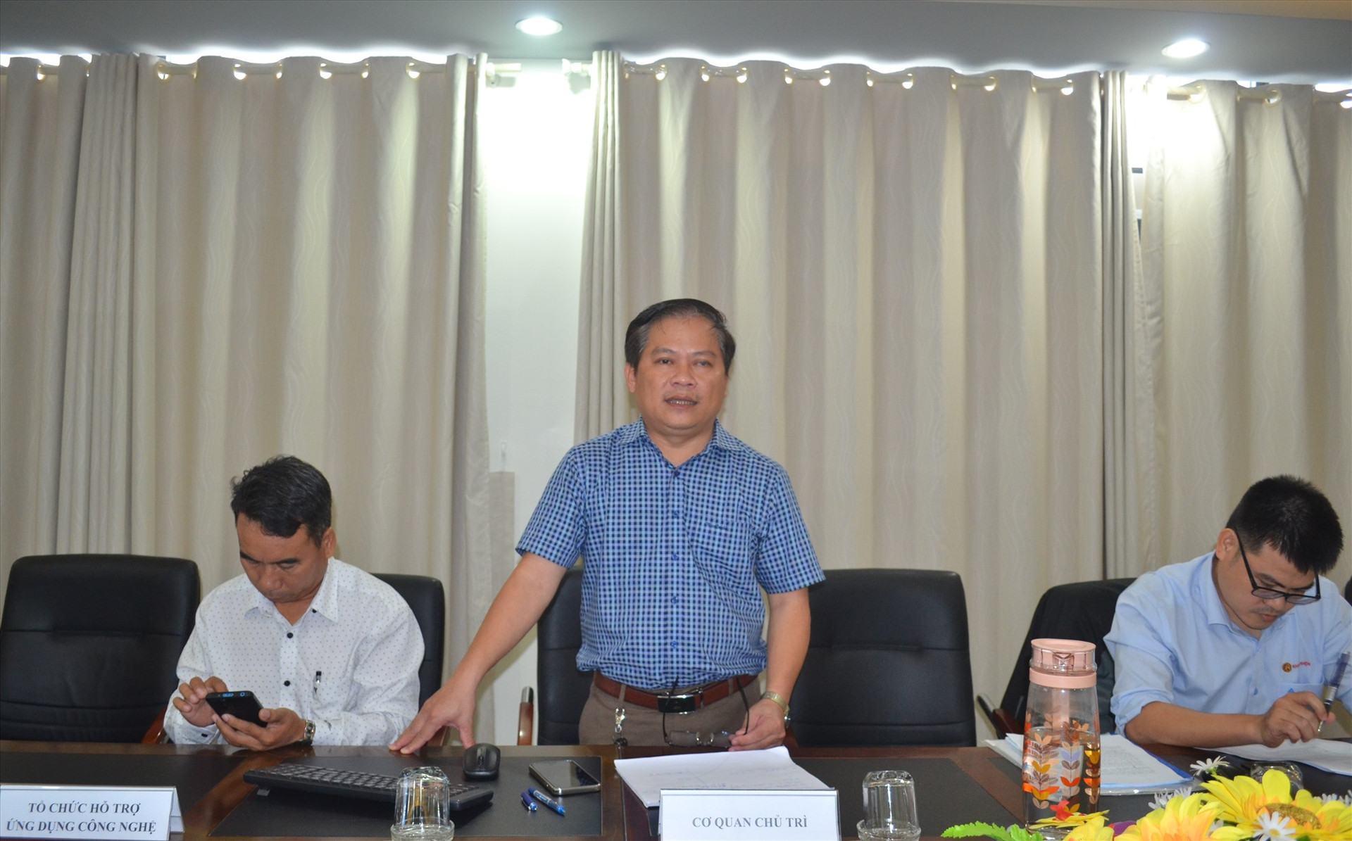 Ông Nguyễn Hữu Hùng - Trưởng phòng Kinh tế - hạ tầng huyện Phú Ninh trình bày đề tài. Ảnh: V.S