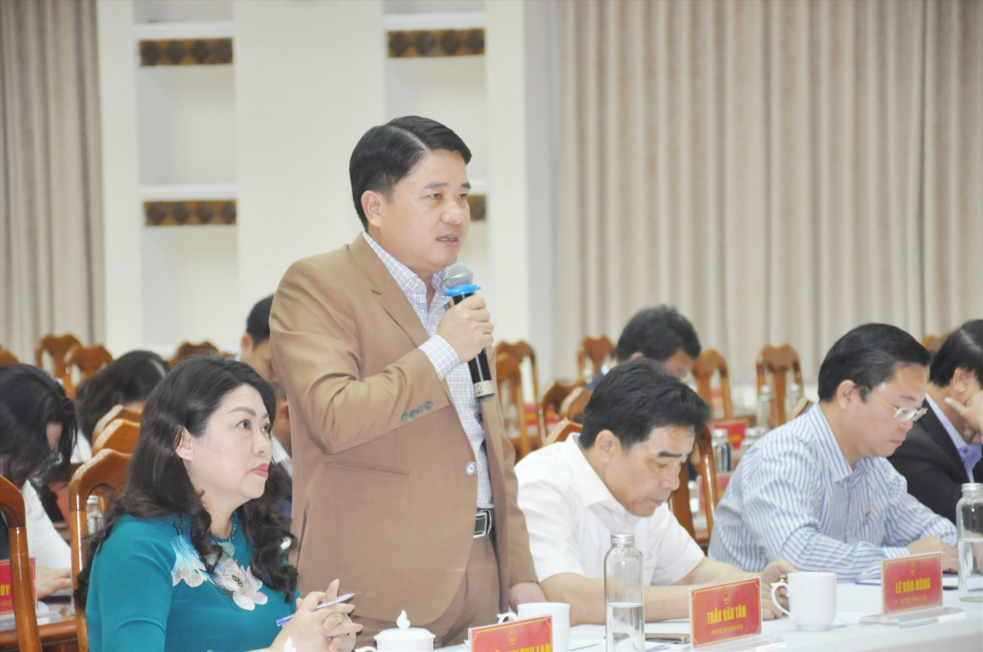 Phó Chủ tịch UBND tỉnh Trần Văn Tân phát biểu thảo luận sáng nay 9/12. Ảnh: N.Đ
