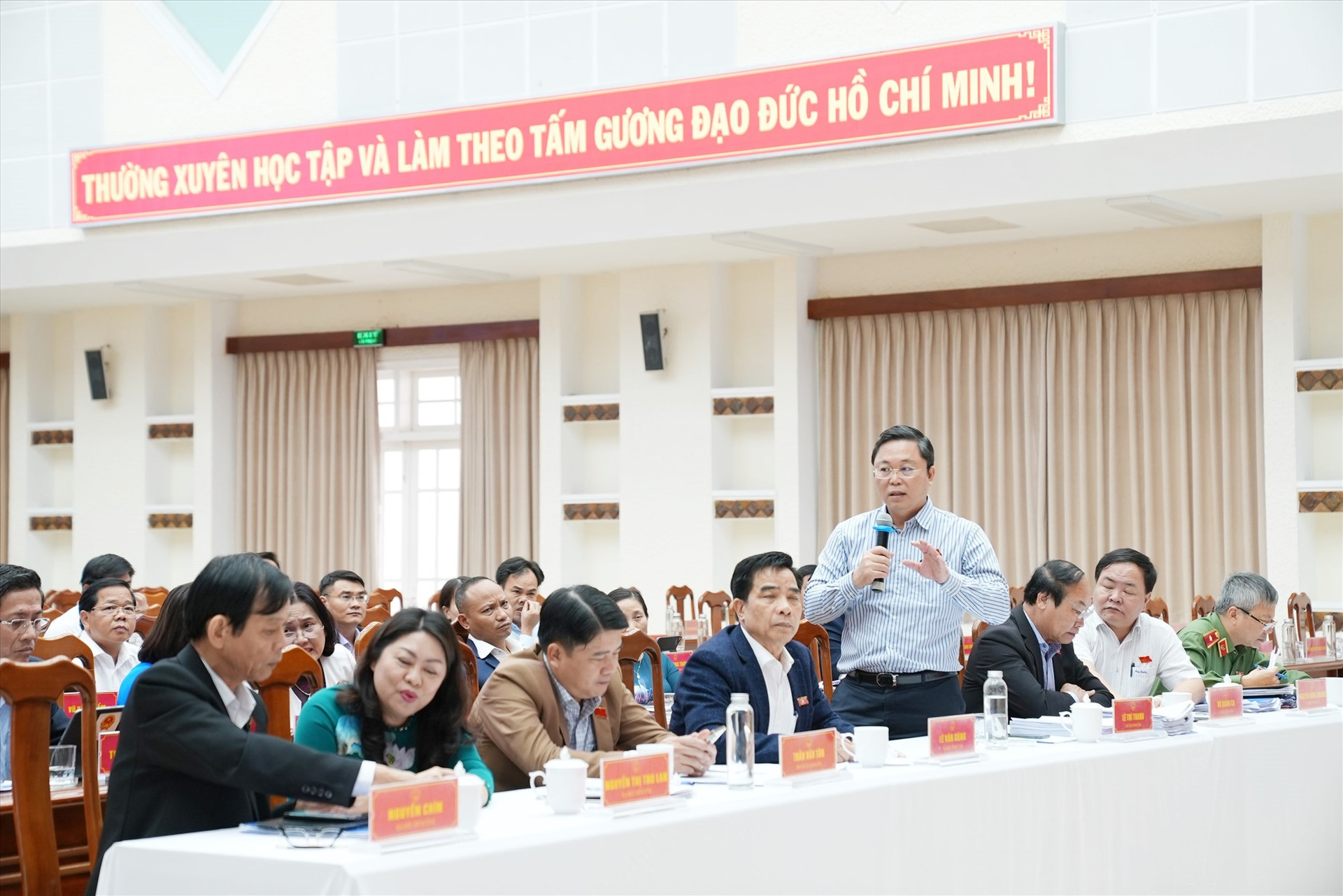 Chủ tịch UBND tỉnh Lê Trí Thanh phát biểu giải đáp về vấn đề đại biểu nêu ra tại hội trường sáng nay 9/12. Ảnh: N.Đ