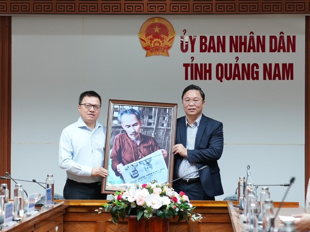 Tổng Biên tập Báo Nhân Dân Lê Quốc Minh tặng quà lưu niệm đến lãnh đạo UBND tỉnh. Ảnh: Q.H