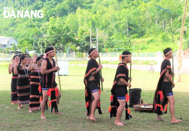 Nam nữ thanh niên trong vòng xoang tạo không khí lễ hội thêm sôi động. Ảnh: N.V.S