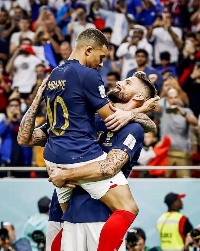 Olivier Giroud (phải) ăn mừng kỷ lục với Kylian Mbappe. Ảnh: Dailymail