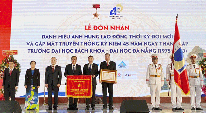 Trường Đại học Bách Khoa - Đại học Đà Nẵng đón nhận Danh hiệu Anh hùng lao động thời kỳ đổi mới năm 2020.